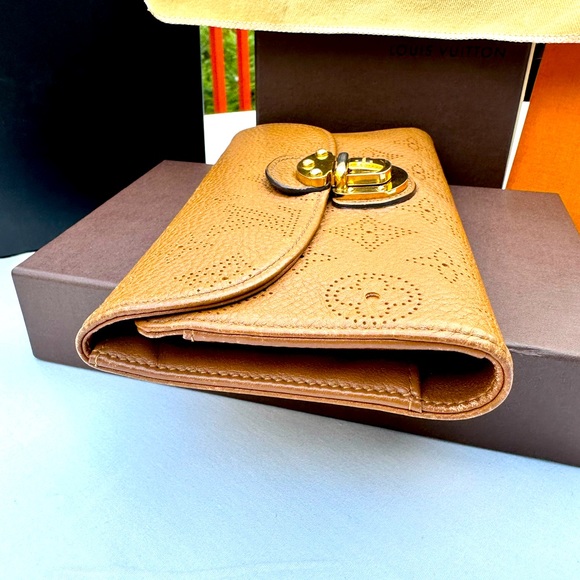 🔥Authentic Louis Vuitton Marina Wallet🔥 - Picture 4 of 9